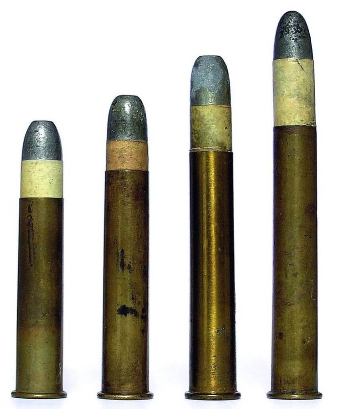 Патроны Шарпса с капсюлем Бердана (слева направо): .45-90-550, .45-90-485, .45-75-400, .45-70-400
