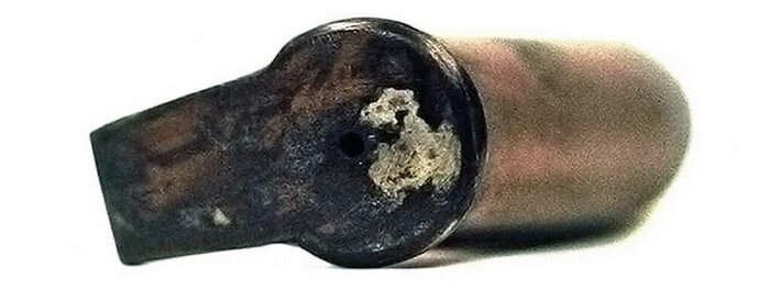 Вид на дно патрона Mule-Ear. Обратите внимание на отверстие для воспламенения, а также «ухо»