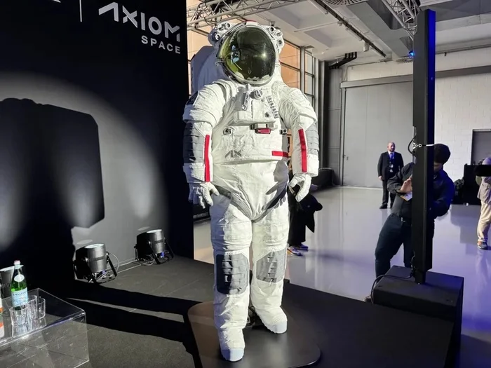 Axiom and Prada Unveil Artemis Spacesuit Design - Satellites, Cosmonautics, Technologies, Spacesuit, NASA, Artemis (space program), Longpost