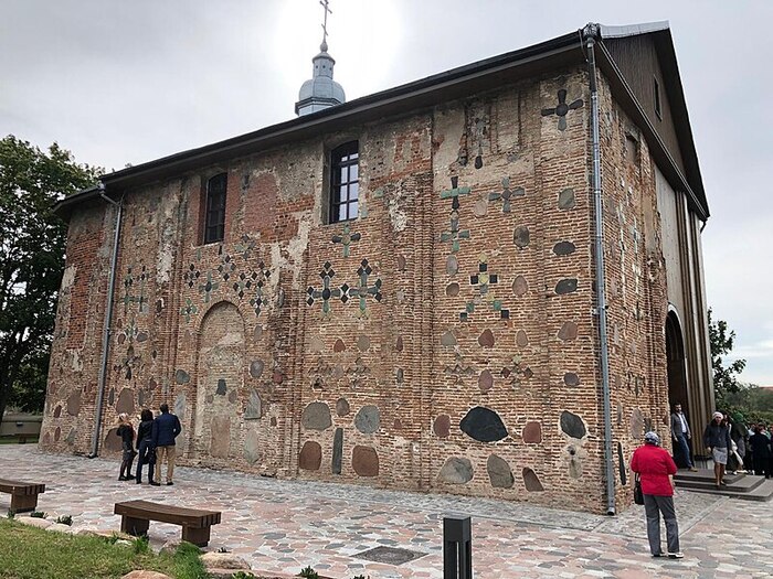 Храму более 1 000 лет.Некоторые утверждают что и более 1 500 лет.Очень уж не характерная архитектура.Чёрная Русь богата на архитектурные загадки.