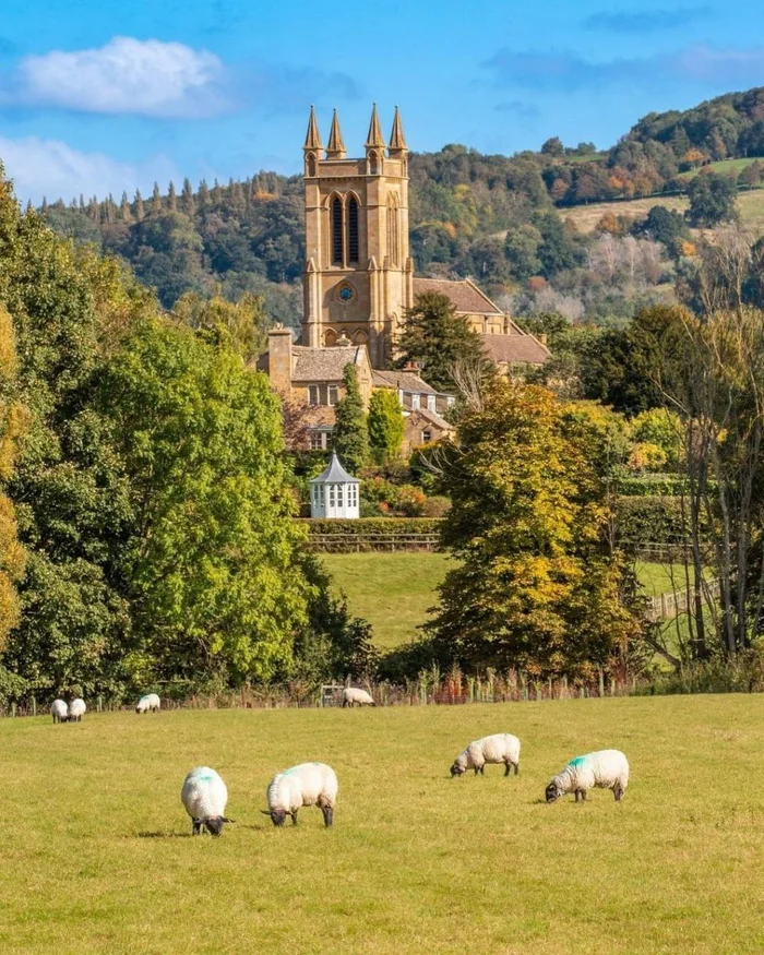 Autumn pastoral scene in Broadway village, Worcestershire, England - Telegram (link), Images, Autumn, Town, Longpost