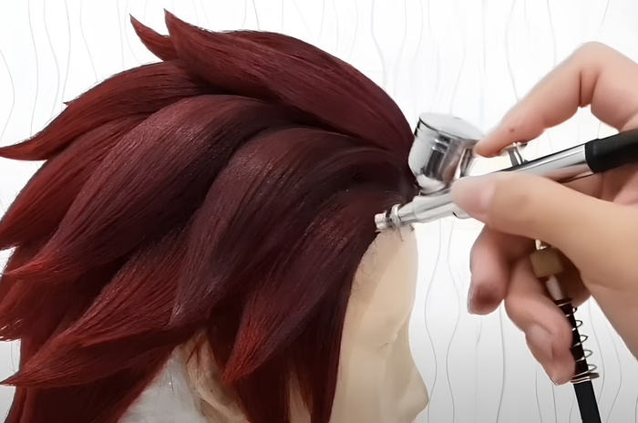 Фотография взята из видео Tanjiro Wig ( Spike + glued hairline + airbrush) Tutorial - <!--noindex--><a href="https://pikabu.ru/story/pro_okrashivanie_parikov_11921304?u=https%3A%2F%2Fwww.youtube.com%2Fwatch%3Fv%3DEg9ArnajYCY&t=https%3A%2F%2Fwww.youtube.com%2Fwatch%3Fv%3DEg9ArnajYCY&h=ad9665ad1912f0b22ecd3d075625b5abe42752ff" title="https://www.youtube.com/watch?v=Eg9ArnajYCY" target="_blank" rel="nofollow noopener">https://www.youtube.com/watch?v=Eg9ArnajYCY</a><!--/noindex-->