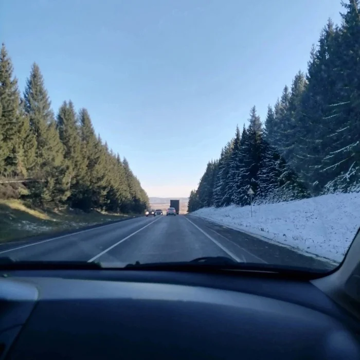 Dividing the seasons - Road, Track, Ural, Autumn, Winter, The photo, Auto, Forest