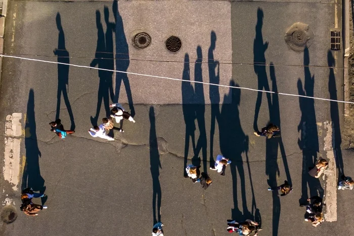 Shadow People - My, Images, The photo, Beginning photographer, Town, Photographer, Beautiful view, Permian, Fashion model, Evening, People, Shadow, Road, Aerial photography, Russia