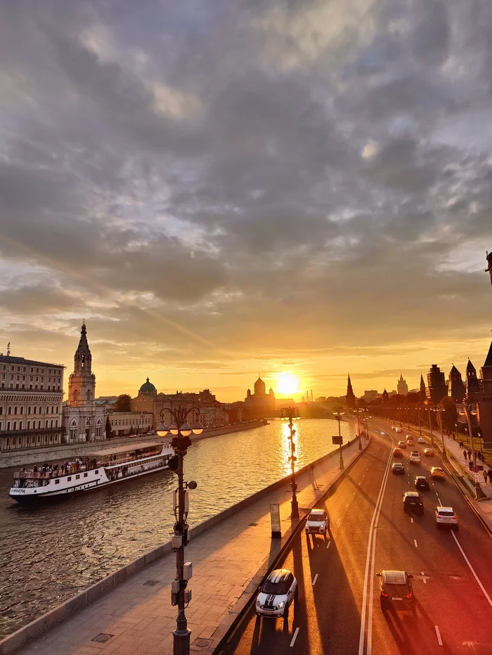 Закат.Москва - Москва, Закат, Красота, Дорога, Вода, Река, Пикабу, Комментарии, Фотография, Мобильная фотография, Люди, Россия, Видео, Длиннопост