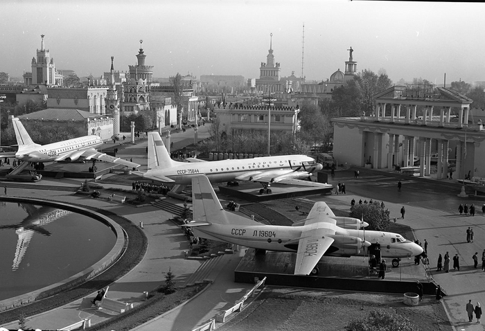 Площадь Промышленности ВДНХ - Экспонаты авиа- и космической техники