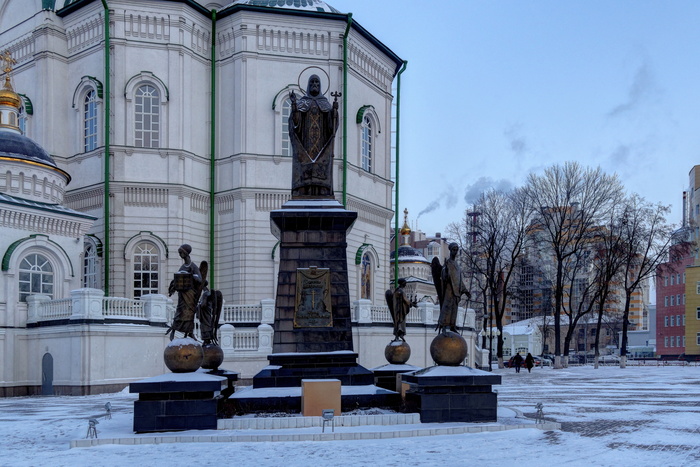 Благовещенский кафедральный собор. Памятник святителю Митрофану Воронежскому