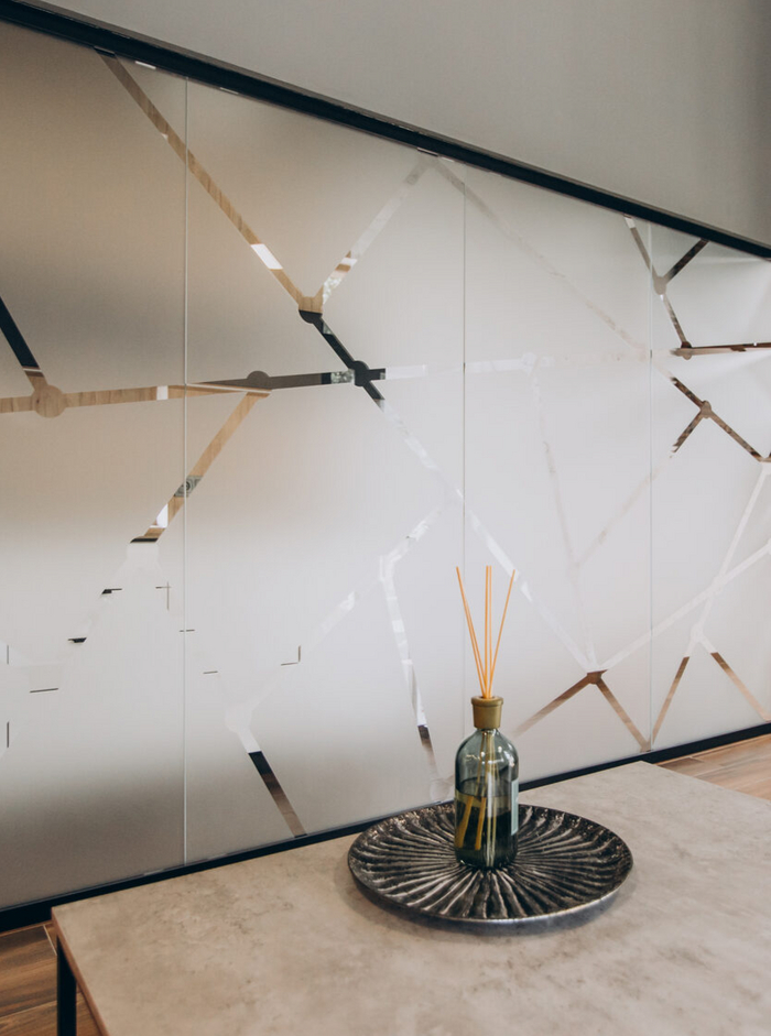 Стекло в интерьере: 5 идей использования стекла в современном дизайне и строительстве