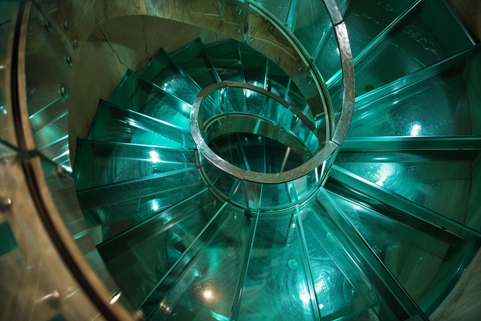 Остекление лестницы: подходящие виды стекла, их плюсы и минусы