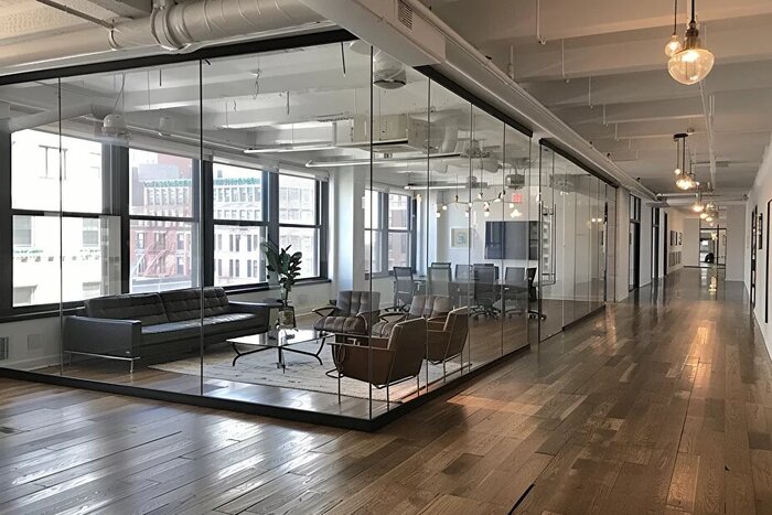 Стеклянные перегородки для офиса: виды, плюсы и минусы