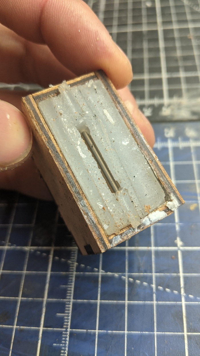 Спустя сутки получаем готовый молд. Чтобы потом не сверлить отверстие для шпильки, перед заливкой пластика вставил сверло необходимой толщины.