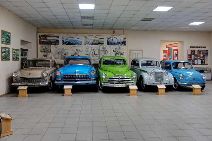 Москвич-403, ГАЗ-21, ГАЗ М-20 «Победа», Москвич-401 и ЗАЗ-965 (<a href="https://pikabu.ru/story/vladivostok_istorikotekhnicheskiy_muzey_avtomotostarinyi_11932359?u=https%3A%2F%2Fcommons.wikimedia.org%2Fwiki%2FFile%3AVladivostok._The_historian-mechanic_museum_Automotoantiquity_%28%25C2%25ABAutomotostarina%25C2%25BB%29_DSC01239_2200.jpg&t=%D0%BF%D0%BE%D0%BB%D0%BD%D0%BE%D1%80%D0%B0%D0%B7%D0%BC%D0%B5%D1%80&h=1f7086c736bc600c70d2cb96894a8cd7995b3900" title="https://commons.wikimedia.org/wiki/File:Vladivostok._The_historian-mechanic_museum_Automotoantiquity..." target="_blank" rel="nofollow noopener">полноразмер</a>)