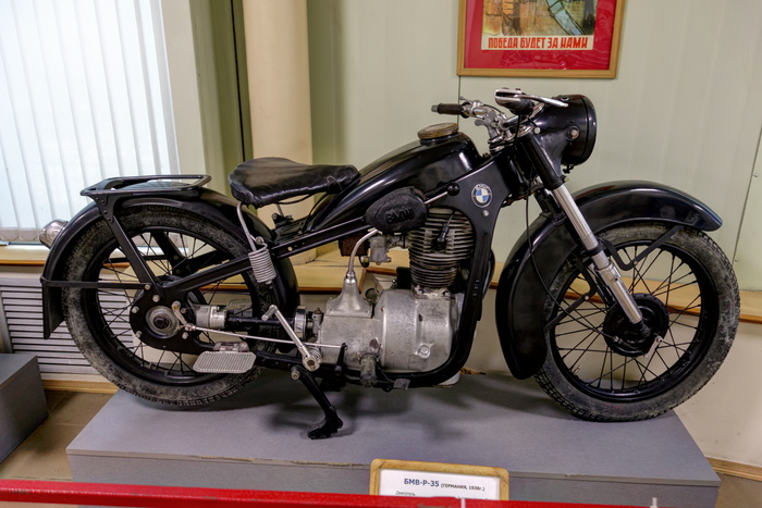 BMW R 35 (<a href="https://pikabu.ru/story/vladivostok_istorikotekhnicheskiy_muzey_avtomotostarinyi_11932359?u=https%3A%2F%2Fcommons.wikimedia.org%2Fwiki%2FFile%3AVladivostok._The_historian-mechanic_museum_Automotoantiquity_%28%25C2%25ABAutomotostarina%25C2%25BB%29._BMW_R_35_DSC01252_2200.jpg&t=%D0%BF%D0%BE%D0%BB%D0%BD%D0%BE%D1%80%D0%B0%D0%B7%D0%BC%D0%B5%D1%80&h=3c712f5ab2e15806c815e57cf70a210cc88c465e" title="https://commons.wikimedia.org/wiki/File:Vladivostok._The_historian-mechanic_museum_Automotoantiquity..." target="_blank" rel="nofollow noopener">полноразмер</a>)
