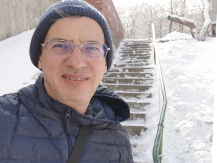 Убрал лопатой снег с этой лестницы