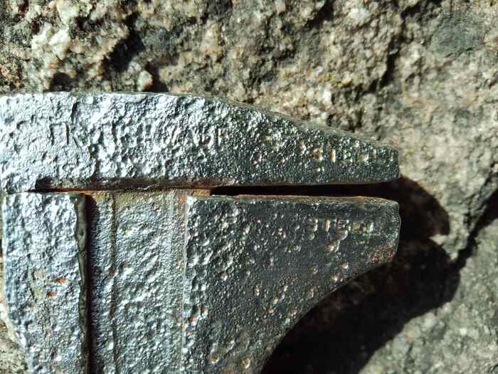 Надписи "BRITISH MADE" и "STEEL"