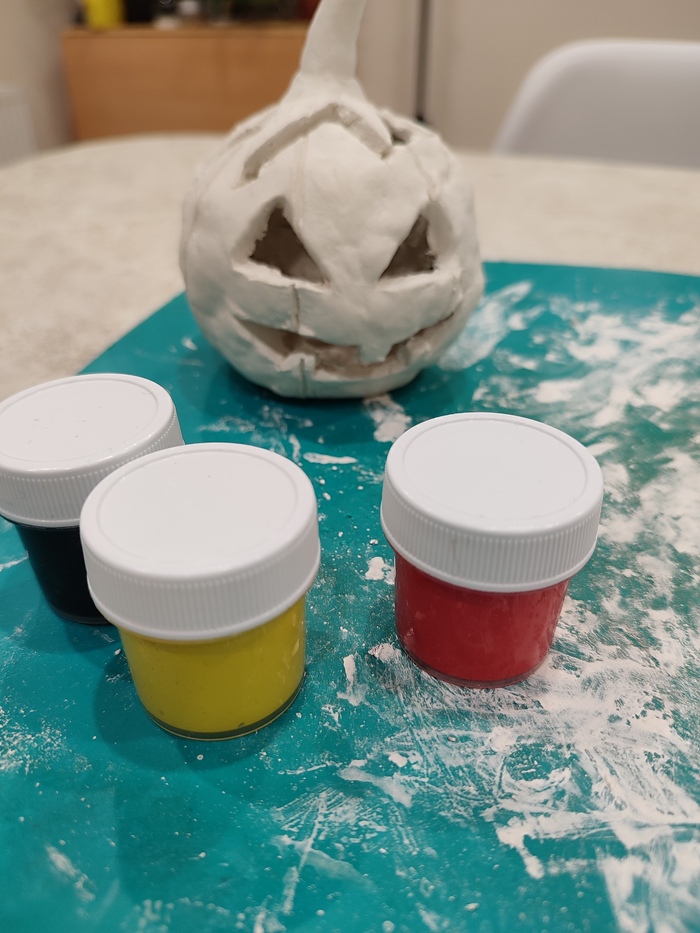 Оранжевой гуаши не было, поэтому смешала жёлтый и красный цвета