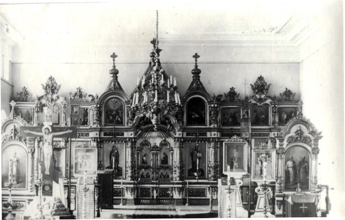 Казань. Иконостас церкви женского епархиального училища. Ныне школа № 18.