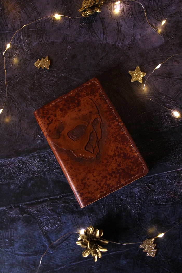 Ну и еще черепок-обложка на паспорт, его кстати так и не доделала, лежит, ждет своего человека