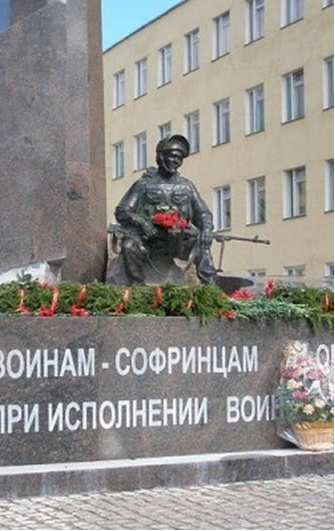 Я простилась с мамами погибших ребят, вышла за КПП. Перед входом в часть, на большом панно браво шагали солдаты, а внизу было написано: