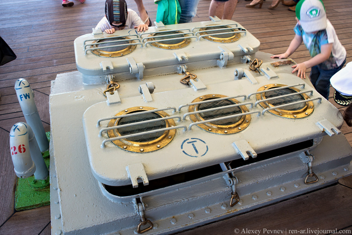 Световые капы камбуза. Есть возможность приоткрыть на жаре и задраить в шторм.