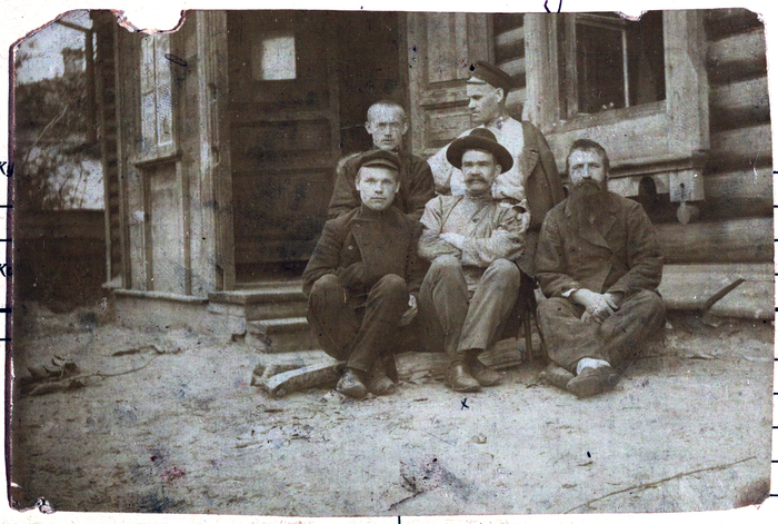 Подпись на обратной стороне фотографии: ссыльные социал-демократы (групповой портрет).