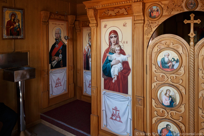 Часовня. Адмирал Ушаков на левой стене