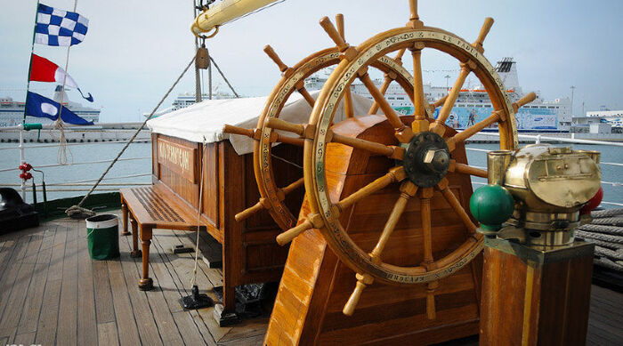 Тот самый руль. По одному человеку с каждой стороны. В обычную погоду достаточно 2 рулевых. В плохую ставят четверых. Справа -компас и керосиновая лампа для его освещения