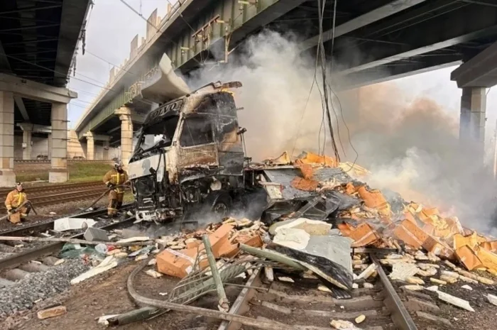 A truck fell onto the railway tracks in St. Petersburg - Negative, Violation of traffic rules, Road safety