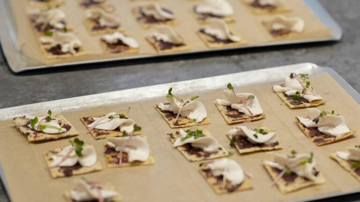 Вкусные закуски из микроводорослевого белка Brevel. Фото Элдада Шатца