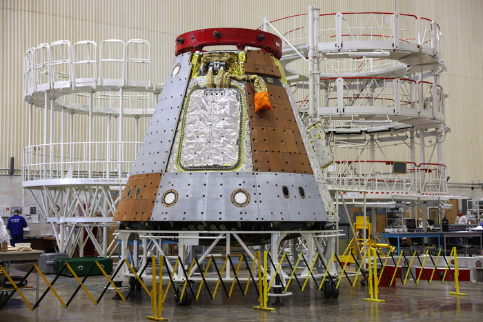 Смонтированный парашютный отсек со стропами. Скорее всего макет для динамических испытаний