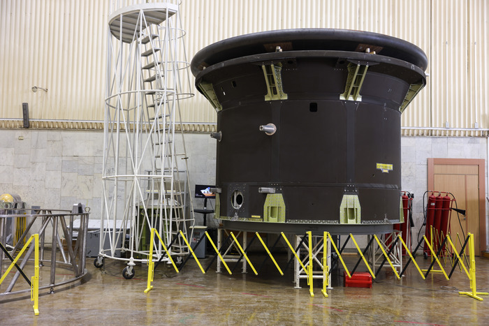 Композитный двигательный отсек с прикреплённым лобовым щитом