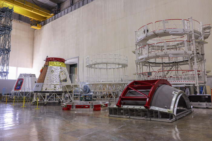 Справа лежит створка для стыковки Орла и РН