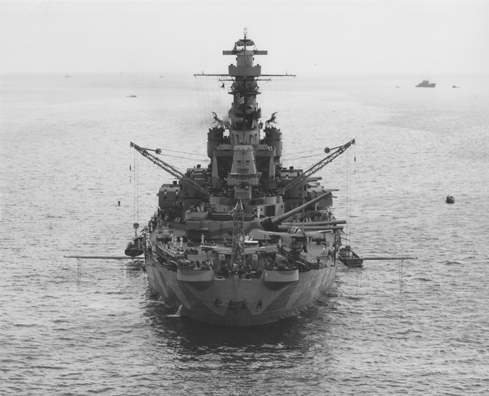 Вид на корму USS Indiana у Хэмптон-Роудс перед началом морских испытаний, 8 сентября 1942 года