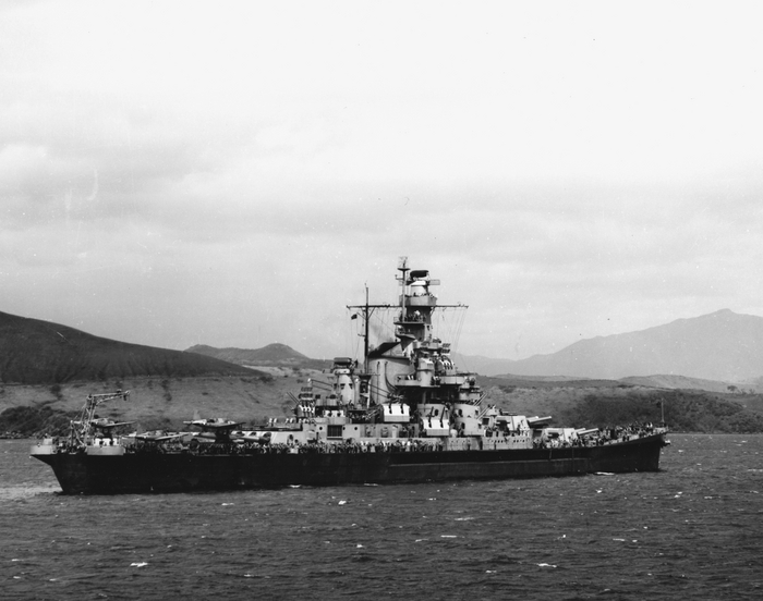 USS Indiana (BB-58) в гавани в южной части Тихого океана, декабрь 1942 года