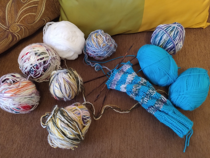 Это уже не "Зефирки", а "Мечта о море". Здесь не 3 на 3 петли, а 4 на 4, соответственно, общее количество петель делится на 8, узор смещается на 1 петлю через каждые 4 ряда, цвет нити тоже