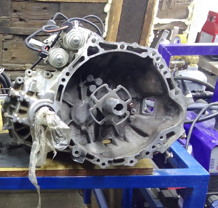 Единственное, что пришлось покупать диск сцепления, что-бы можно было использовать шлицы вала коробки...За кадром коробка была разобрана, что-бы заварить дифференциал.