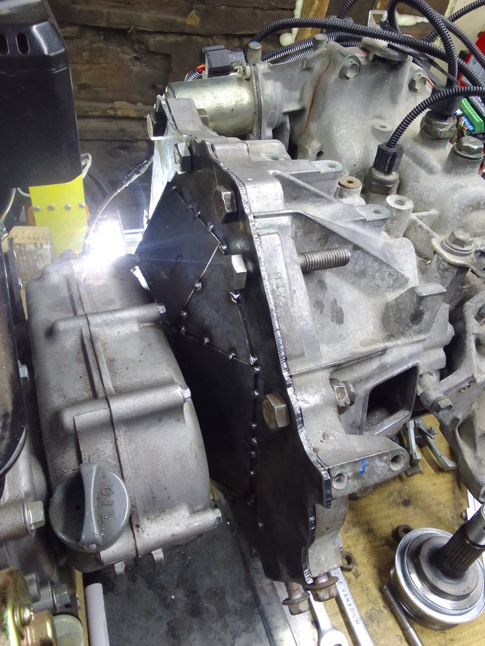 Пластину коробки изготовил приложив лист металла к ней, обведя фломастером и вырезав плазморезом. Пластину вариатора сначала нарисовал в Компас 3Д,распечатал, приклеил к листу металла, накернил, просверлил и естественно вырезал