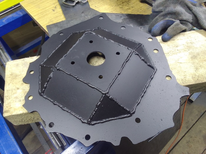 Ужасные швы не стал зачищать, а только покрасил. Не будем отступать, от канона АвтоВАЗа.