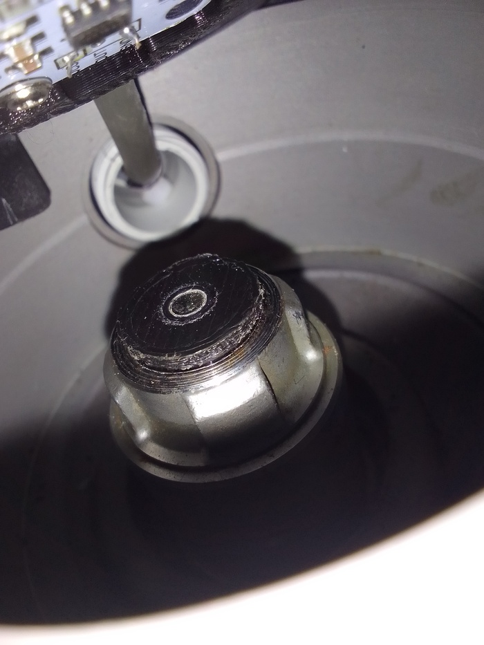 Распечатана небольшая втулка, куда был вклеен магнит.