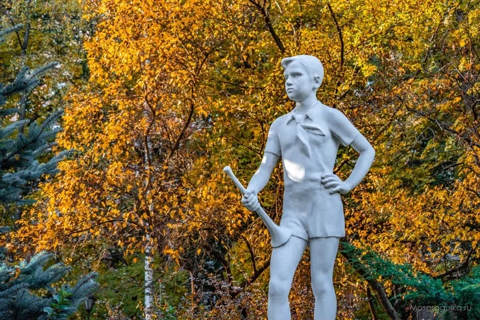 Golden Autumn in Moscow - My, Moscow, The photo, Autumn, Pioneers, Sculpture