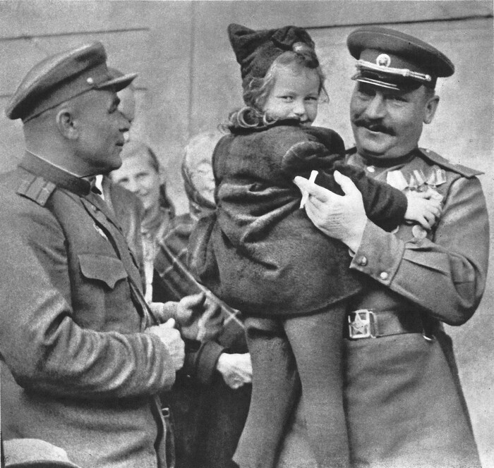 Встреча освободителей Праги. Советский генерал-майор держит на руках чешскую девочку.