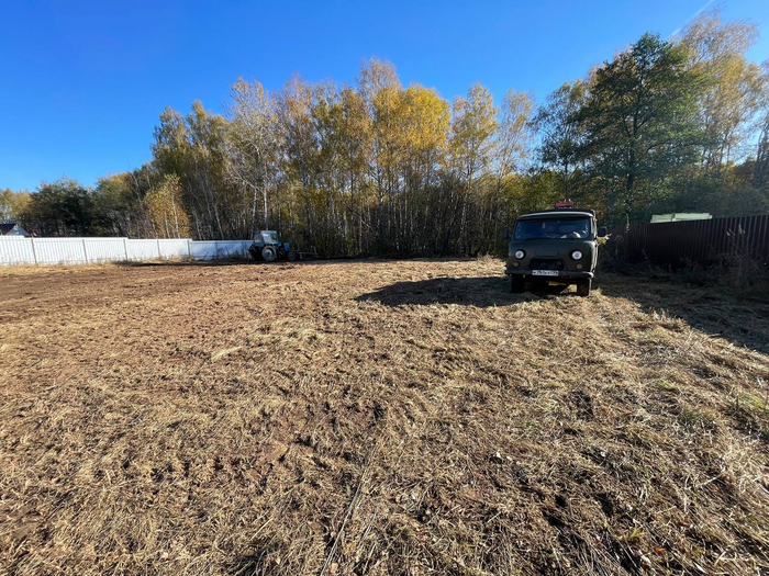 Трактор косит траву, буханка делает геологию