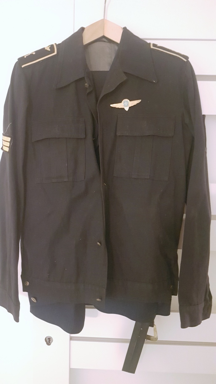 Достал с кладовки, там под ним и какие-то брюки - хз, от этой формы или чего, и синий школьный еще пиджак из полушерстяной ткани (что характерно, тоже в рубчик, хоть, конечно, уже совсем другая ткань)