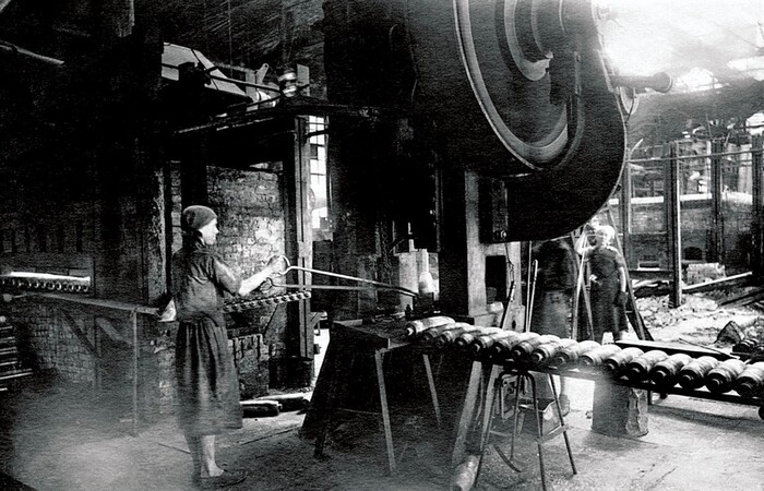 В цехе Златоустовского металлургического завода, 1943