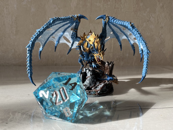 Бело-синий дракон в доспехах цвета золота