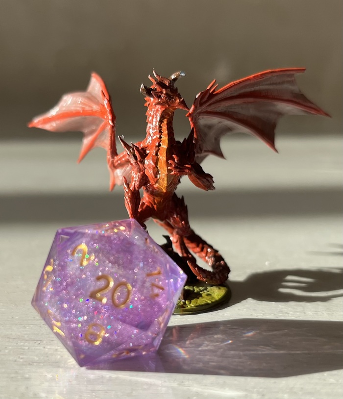 Красный дракон со сломанным рогом