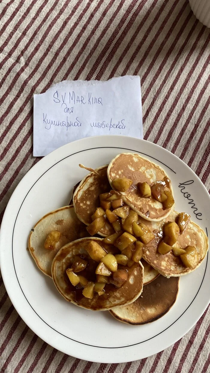 Панкейки с коричными яблоками - Кулинария, Рецепт, Ингредиенты, Видео рецепт, Выпечка, Подача блюд, Десерт, Закуска, Завтрак, Утро, Доброе утро, Вкусняшки, Видео, Вертикальное видео, Telegram (ссылка), Длиннопост