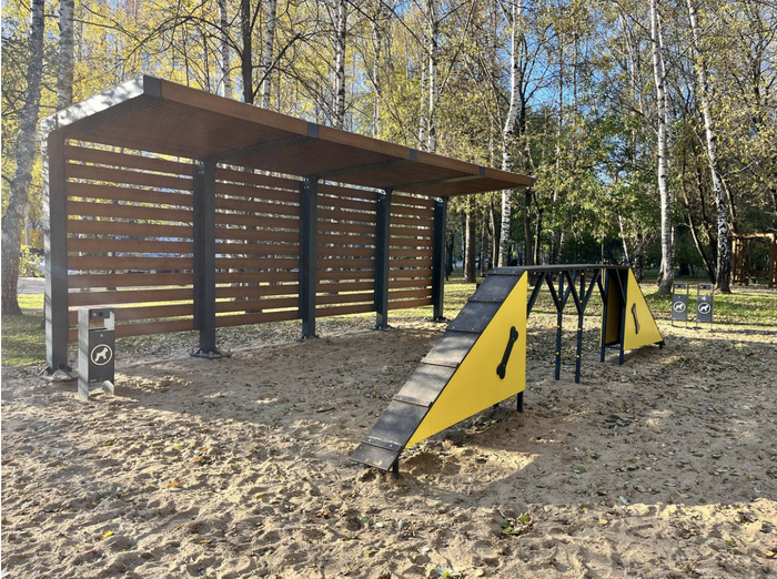 22.10.24. Лавочек тут пока нет, но тоже ярко и красиво.