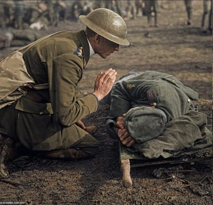 Западный фронт Первой мировой войны: Капеллан британской армии молится за умирающего немецкого врача. Франция, Эпе. 18 сентября, 1917