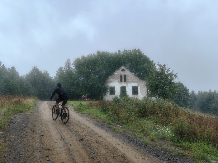 Заброшенная школа. Самое интересное, что вокруг ни одной постройки.